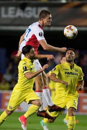 Villarreal s Victor Ruiz (R) and Jaume Costa vie for the ball with Slavia Prague s striker Tomas Necid during the UEFA Europa League match between Villarreal and Slavia Prague at the Madrigal stadium in Castellon de la Plana, Valencian Community, Spain, 19 October 2017. Villarreal vs. Slavia Prague !ACHTUNG: NUR REDAKTIONELLE NUTZUNG!  Copyright: xDomenechxCastellóx CVA005 20171019-636440464180221982