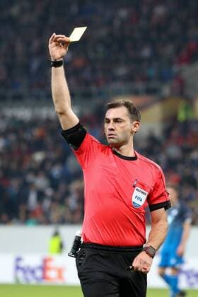 Alexei Aleksei Eskov Referees Russia zückt The Yellow Card Warning Yellow Card Football UEFA Europe League TSG 1899 Hoffenheim Istanbul Basaksehir xozx