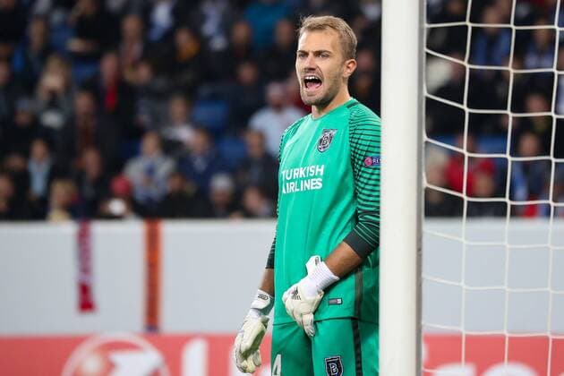 Mert Günok Goalkeeper Istanbul 34 gives Instructions gesticulates with the Poor gesticulate Gives instructions gesticulate Single Action shot Action Football UEFA Europe League TSG 1899 Hoffenheim Istanbul Basaksehir xozx