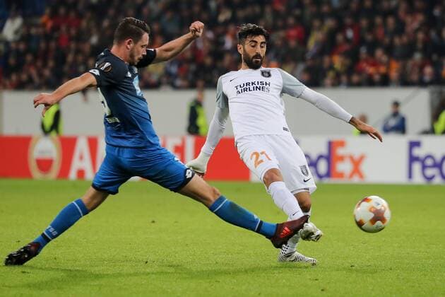 v left Mark Uth Hoffenheim 19 Mahmut Tekdemir Istanbul 21 duel Duel Duel Tackle Tackling Dynamics Action Action shot Football UEFA Europe League TSG 1899 Hoffenheim Istanbul Basaksehir xozx