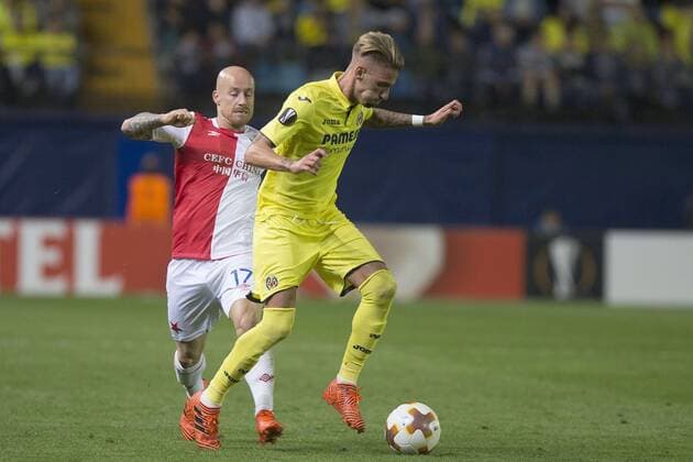 Villarreal s Castillejo (R) and Slavia Prague s Stoch vie for the ball during the UEFA Europa League match between Villarreal and Slavia Prague at the Madrigal stadium in Castellon de la Plana, Valencian Community, Spain, 19 October 2017. Villarreal vs. Slavia Prague !ACHTUNG: NUR REDAKTIONELLE NUTZUNG!  Copyright: xDomenechxCastellóx CVA020 20171019-636440521443823824