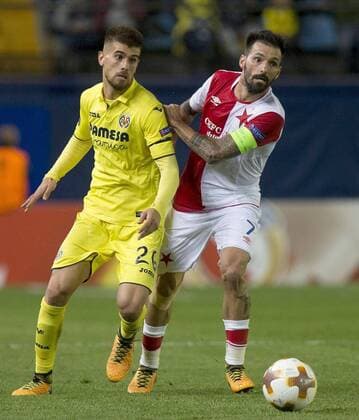 Villarreal s midfielder Ramiro Guerra (L) and Salvia Prague s midfielder Danny vie for the ball during the UEFA Europa League match between Villarreal and Slavia Prague at the Madrigal stadium in Castellon de la Plana, Valencian Community, Spain, 19 October 2017. Villarreal vs. Slavia Prague !ACHTUNG: NUR REDAKTIONELLE NUTZUNG!  Copyright: xDomenechxCastellóx CVA010 20171019-636440505304608626