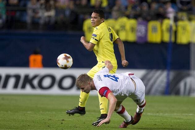 Villarreal s striker Carlos Bacca (back) and Salvia Prague s defender Jakub Jugas vie for the ball during the UEFA Europa League match between Villarreal and Slavia Prague at the Madrigal stadium in Castellon de la Plana, Valencian Community, Spain, 19 October 2017. Villarreal vs. Slavia Prague !ACHTUNG: NUR REDAKTIONELLE NUTZUNG!  Copyright: xDomenechxCastellóx CVA011 20171019-636440505311940344