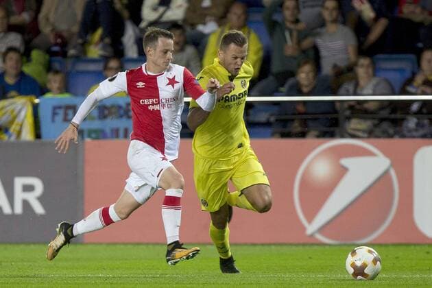 Villarreal s midfiederl Cheryshev (R) and Salvia Prague s Sykora vie for the ball during the UEFA Europa League match between Villarreal and Slavia Prague at the Madrigal stadium in Castellon de la Plana, Valencian Community, Spain, 19 October 2017. Villarreal vs. Slavia Prague !ACHTUNG: NUR REDAKTIONELLE NUTZUNG!  Copyright: xDomenechxCastellóx CVA012 20171019-636440505983494514