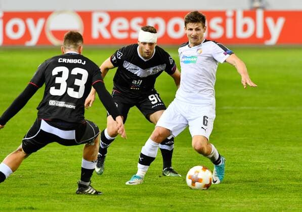 19 10 2017 Lucerne Swissporarena Football men Europe League Season 2017 2018 FC Lugano Viktoria Pilsen Picture shows Vaclav Pilar Pilsen against 91 Dragan FC Lugano left Action shot duel