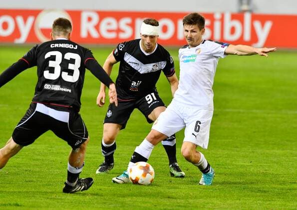 19 10 2017 Lucerne Swissporarena Football men Europe League Season 2017 2018 FC Lugano Viktoria Pilsen Picture shows Vaclav Pilar Pilsen against 91 Dragan FC Lugano left Action shot duel