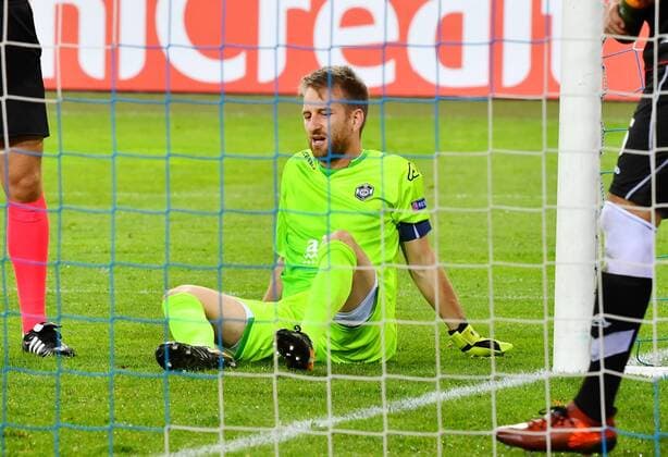 19 10 2017 Lucerne Swissporarena Football men Europe League Season 2017 2018 FC Lugano Viktoria Pilsen 3 2 Picture shows Goalkeeper David there Costa FC Lugano injured at Bottom Action shot Gesture Single