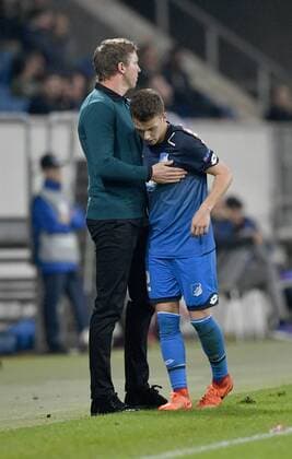 Exchange Replacement Einwechslung Eugen Polanski TSG 1899 Hoffenheim , for Dennis Geiger TSG 1899 Hoffenheim team manager Coach Julian Nagelsmann TSG 1899 Hoffenheim thanks to at Geiger Gesture Gesture TSG 1899 Hoffenheim vs Istanbul BB Medipol Basaksehir Europe League 19 10 2017 TSG 1899 Hoffenheim vs Istanbul BB Medipol Basaksehir