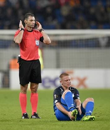 duel Action shot Foul Alparslan Erdem Istanbul BB Medipol Basaksehir against Philipp Ochs TSG 1899 Hoffenheim at Bottom Dmitri Mosyakin RUS gives Free kick TSG 1899 Hoffenheim vs Istanbul BB Medipol Basaksehir Europe League 19 10 2017 TSG 1899 Hoffenheim vs Istanbul BB Medipol Basaksehir