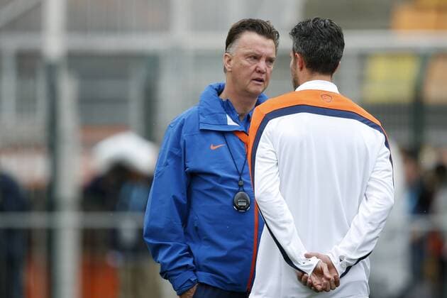 SAO Paulo 08 07 2014 World Cup 2014 World Championship Football in Brazil the Dutch elftal trains to the eve from the half final in the Estadio Paulo Machado the Carvalho Louis from Gaal in conversation with Robin from Persia The Netherlands in SAO Paulo