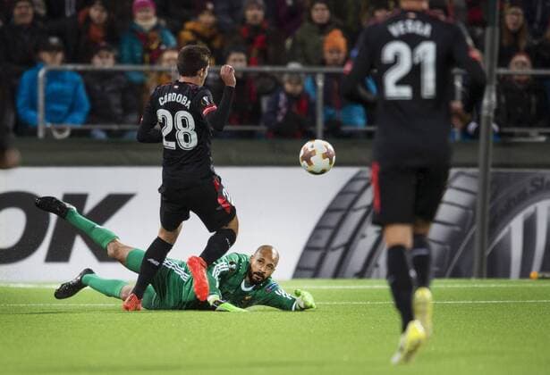 171019 Athletic Bilbaos Inigo Cordoba och Östersunds malvakt Aly Keita under fotbollsmatchen Europa League mellan Östersund och Athletic Bilbao den 19 oktober 2017 i Östersund.  Copyright: NilsxJakobsson BB171019NJ087