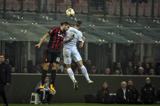 19th October 2017, San Siro, Milan, Italy; Ricardo Rodriguez of Milan competes for the ball with Ognjen Vranjes of Aek Athens during the UEFA Europa League football, AC Milan versus AEK Athens;  ActionPlus11941559