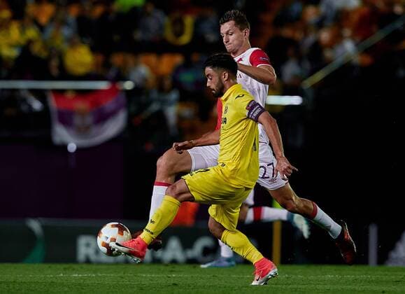 19th October 2017, El Madrigal, Villarreal, Spain; UEFA Europa League football, Villarreal versus Slavia Prague; Jaume Costa (L) of Villarreal CF competes for the ball with Tomas Necid of SK Slavia Prague;  ActionPlus11941594