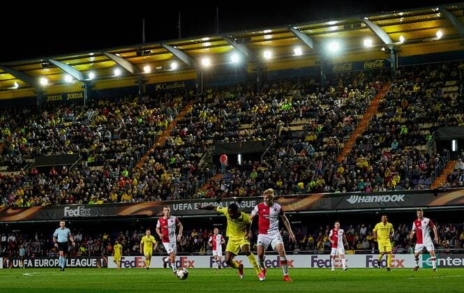 19th October 2017, El Madrigal, Villarreal, Spain; UEFA Europa League football, Villarreal versus Slavia Prague; Cedric Bakambu (L) of Villarreal CF competes for the ball with Michal Frydrych of SK Slavia Prague;  ActionPlus11941623