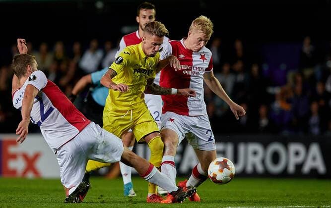 19th October 2017, El Madrigal, Villarreal, Spain; UEFA Europa League football, Villarreal versus Slavia Prague; Samuel Castillejo (C) of Villarreal CF competes for the ball with Michal Frydrych (R) and Tomas Soucek of SK Slavia Prague  ActionPlus11941621