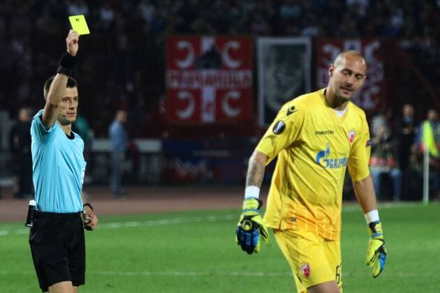 19.10.2017 Belgrade(Serbia) FK Crvena Zvezda(FC Red Star)-Arsenal Europa League men s football Benoit Bastien(L) France referee showed yellow card to Milan Borjan(r) FK Crvena Zvezda(FC Red Star) goalkeeper :Str 