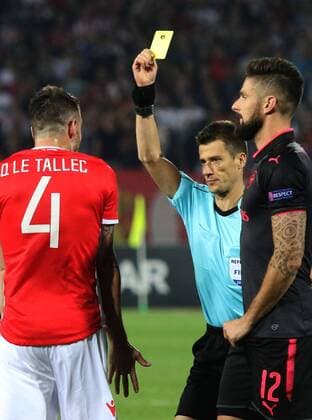 19.10.2017 Belgrade(Serbia) FK Crvena Zvezda(FC Red Star)-Arsenal Europa League men s football Benoit Bastien(c) France referee showed yellow card to Damien Le Tallec(L) FK Crvena Zvezda(FC Red Star) beside Olivier Giroud(r) Arsenal :Str 