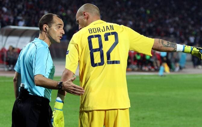 19.10.2017 Belgrade(Serbia) FK Crvena Zvezda(FC Red Star)-Arsenal Europa League men s football Milan Borjan(r) FK Crvena Zvezda(FC Red Star) react to Benoit Millot(L) France additional assistant referee why didn t showed offside before Arsenal goal :Str 