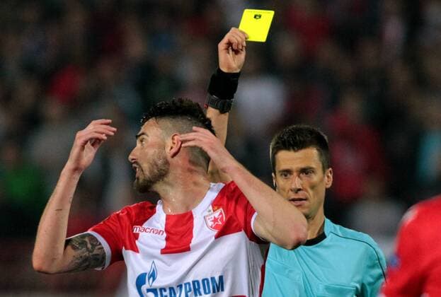 Bilder des Tages - SPORT 19.10.2017 Belgrade(Serbia) FK Crvena Zvezda(FC Red Star)-Arsenal Europa League men s football Benoit Bastien(r) France referee showed yellow card to Damien Le Tallec(L) FK Crvena Zvezda(FC Red Star) : 