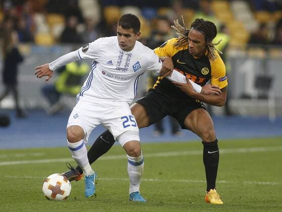 October 19, 2017 - Derlis Gonzalez (L ) of Dynamo vies for the ball with Kevin Mbabu (R) of Young Boys during the UEFA Europa League Group B soccer match between FC Dynamo Kyiv and FC Young Boys at the NSK Olimpiyskyi in Kyiv, Ukraine, October 19, 2017. The UEFA Europa League Group B soccer match between FC Dynamo Kyiv and FC Young Boys at the NSK Olimpiyskyi in Kyiv. - ZUMAs334 80533790st Copyright: xAnatoliixStepanovx