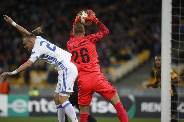 October 19, 2017 - Dynamo Domagoj Vida (L) vies for the ball with Young Boys goalkeeper David Von Ballmoos during the UEFA Europa League Group B soccer match between FC Dynamo Kyiv and FC Young Boys at the NSK Olimpiyskyi in Kyiv, Ukraine, October 19, 2017. The UEFA Europa League Group B soccer match between FC Dynamo Kyiv and FC Young Boys at the NSK Olimpiyskyi in Kyiv. - ZUMAs334 80533809st Copyright: xAnatoliixStepanovx