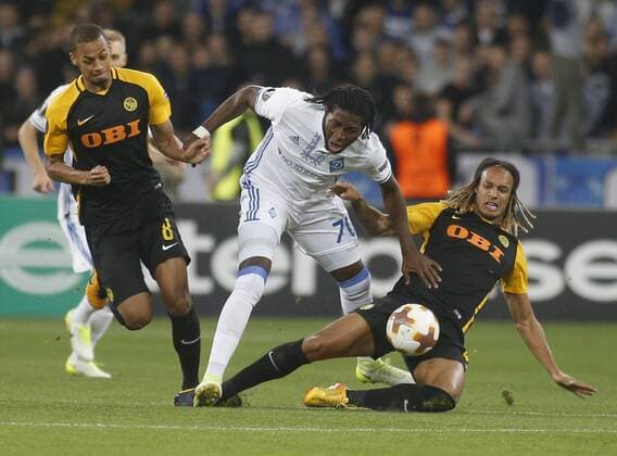 October 19, 2017 - Dieumerci Mbokani (C) of Dynamo vies for the ball with Djibril Sow (L) and Kevin Mbabu (R) of Young Boys during t the UEFA Europa League Group B soccer match between FC Dynamo Kyiv and FC Young Boys at the NSK Olimpiyskyi in Kyiv, Ukraine, October 19, 2017. The UEFA Europa League Group B soccer match between FC Dynamo Kyiv and FC Young Boys at the NSK Olimpiyskyi in Kyiv. - ZUMAs334 80533856st Copyright: xAnatoliixStepanovx
