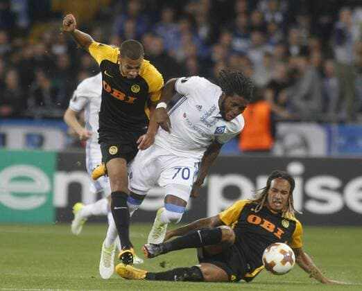 October 19, 2017 - Dieumerci Mbokani (C) of Dynamo vies for the ball with Djibril Sow (L) and Kevin Mbabu (R) of Young Boys during t the UEFA Europa League Group B soccer match between FC Dynamo Kyiv and FC Young Boys at the NSK Olimpiyskyi in Kyiv, Ukraine, October 19, 2017. The UEFA Europa League Group B soccer match between FC Dynamo Kyiv and FC Young Boys at the NSK Olimpiyskyi in Kyiv. - ZUMAs334 80533857st Copyright: xAnatoliixStepanovx