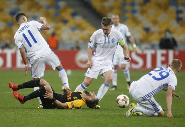 Bilder des Tages - SPORT October 19, 2017 - Miralem Sulejmani of Young Boys lays on the ground after the fall of Dynamo during the UEFA Europa League Group B soccer match between FC Dynamo Kyiv and FC Young Boys at the NSK Olimpiyskyi in Kyiv, Ukraine, October 19, 2017. The UEFA Europa League Group B soccer match between FC Dynamo Kyiv and FC Young Boys at the NSK Olimpiyskyi in Kyiv. - ZUMAs334 80533858st Copyright: xAnatoliixStepanovx