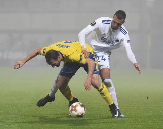 L-R Petr Jiracek of Zlin and Youssef Toutouh of Copenhagen in action during the 3rd round, group F, European League soccer match FC Fastav Zlin vs FC Copenhagen in Olomouc, Czech Republic, on October 19, 2017. (CTKxPhoto LudekxPerina) CTKPhotoP201710191100701  LPE 002