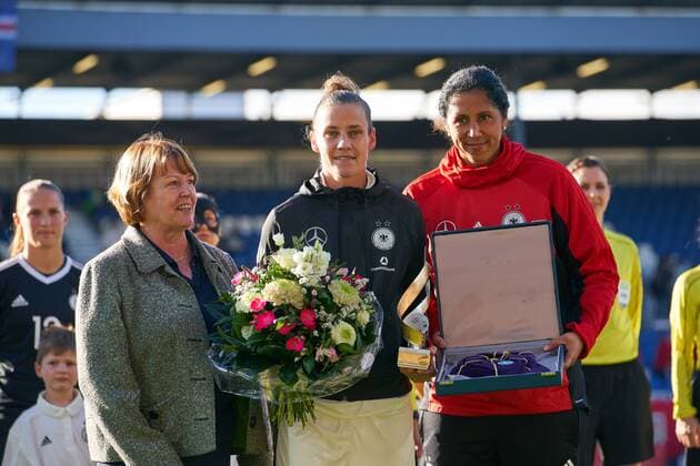 Simone LAUDEHR DFB 6 Ehren to the 100 Laenderspiel with Steffi JONES Coachwoman DFB Women GERMANY ISLAND Soccer Laenderspiel Ladies Qualification for the World Cup 2019 in France Wiesbaden Germany 20 10 2017