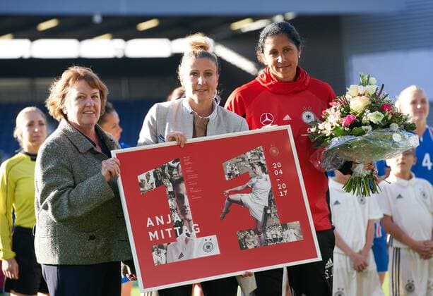 Anja Mittag with Steffi JONES trainer Chetrainerin DFB Damen GERMANY ISLAND Soccer Laenderspiel Women Qualification for the World Cup 2019 in France Wiesbaden Germany 20 10 2017