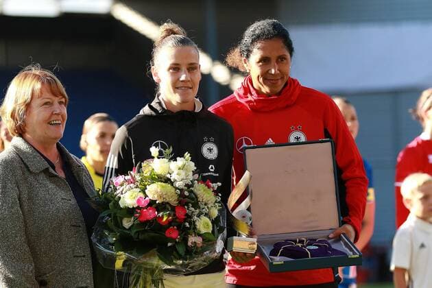 20 10 2017 xavx Soccer World Cup Qualification Women Germany Iceland emspor v l Simone Laudehr will be honored for her 100 World Cup Bundestrainerin Steffi Jones Deuschland Germany Wiesbaden