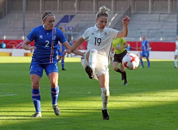 20 10 2017 xsvx Soccer World Cup Qualification Women Germany Iceland emspor v l Sif Atladottir Iceland Svenja Huth German Women DFB Zweikampf Action action battle for the ball Wiesbaden