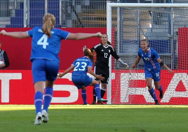 20 10 2017 xsvx Soccer WM Qualification Women Germany Iceland emspor v l Torjubel after the gate to the celebrating the goal celebrate 0 1 by Dagny Brynjarsdottir Iceland Wiesbaden
