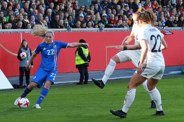 20 10 2017 xavx Soccer WM Qualification Women Germany Iceland emspor v l Rakel Hönnudottir Iceland Iceland Tabea Kemme Germany Germany Wiesbaden
