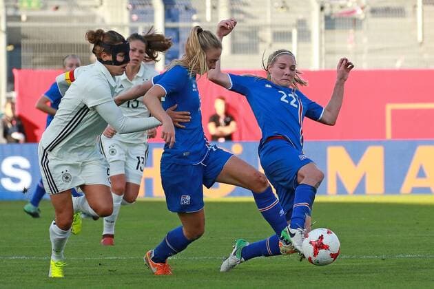 20 10 2017 xavx Soccer World Cup Qualification Women Germany Iceland emspor v l Babett Peter Germany Germany Rakel Hönnudottir Iceland Iceland Wiesbaden