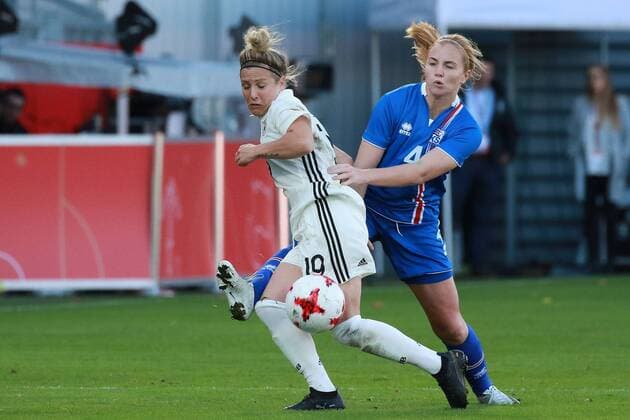 20 10 2017 xavx Soccer World Cup Qualification Women Germany Iceland emspor v l Svenja Huth Germany Germany Glodis Viggosdottir Iceland Iceland Wiesbaden