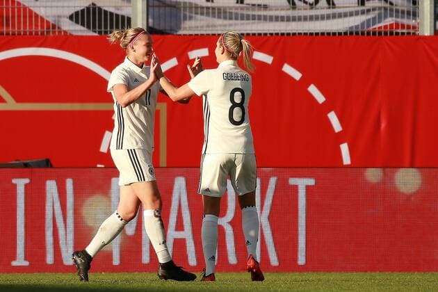 20 10 2017 xavx Soccer World Cup Qualification Women Germany Iceland emspor v l celebrate the goal Torjubel zum 1 1 Alexandra Popp Germany Germany Lena Goeßling Germany Germany Wiesbaden