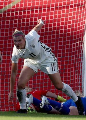Germany Wiesbaden Brita Arena 20 10 2017 Soccer World Cup Qualification Germany Iceland Photo Alexandra Popp Germany 11 achieved the 1 1 and turns cheerfully to Ingibjörg Sigurdardottir Island 3 r Copyright: HMBxMedia xHeikoxBecker