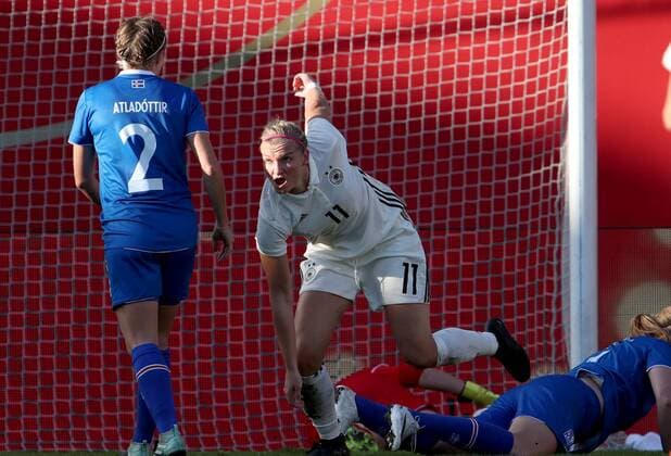 Germany Wiesbaden Brita Arena 20 10 2017 Soccer Womens World Cup Qualification Germany Iceland Image Alexandra Popp Germany 11 achieved the 1 1 and turns cheerfully to Ingibjörg Sigurdardottir Iceland 3 r and Sif Atladottir Island 2 lk Copyright: HMBxMedia xHeikoxBecker