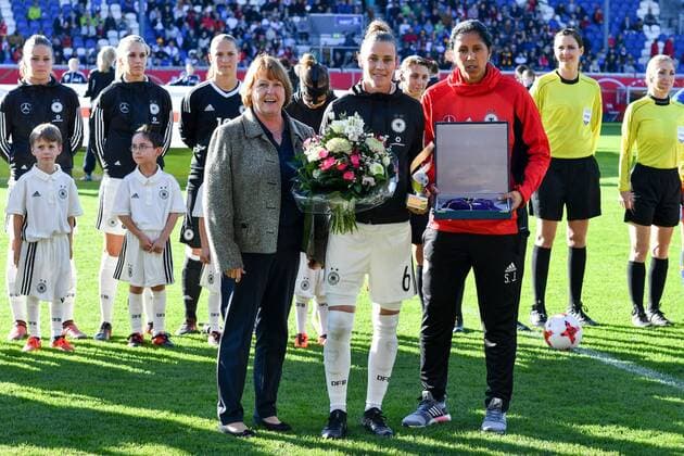 Winner of the 100th international match Simone Laudehr Germany Germany DFB 6 Soccer World Cup 2019 Qualification Germany Iceland xmkx