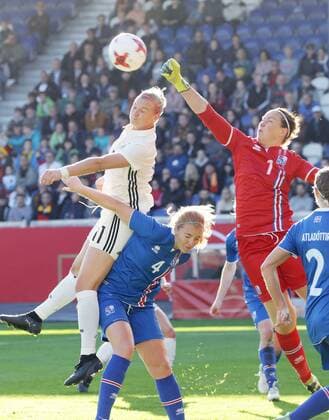 Wiesbaden Soccer World Cup Womens WC Qualification Germany vs Iceland from left Alexandra Popp Ger Glodis Perla Viggosdottir Gudbjörg Gunnarsdottir Iceland 9