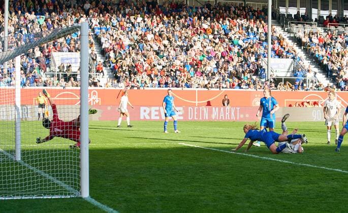 Alexandra POPP DFB 11 Shots shoots the way to 1 1 GERMANY ISLAND Football Laenderspiel Womens Qualification for the World Cup 2019 in France Wiesbaden Germany 20 10 2017