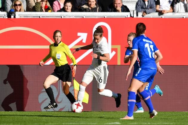 Simone Laudehr Germany Germany DFB 6 with ball at the side line Football World Cup 2019 Qualification Germany Iceland xmkx