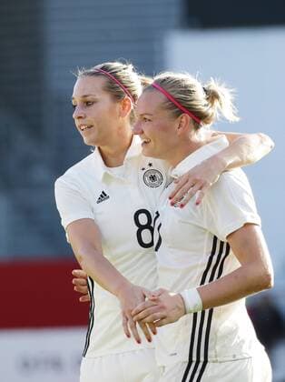 Wiesbaden Soccer World Cup Women World Cup Qualification Germany vs Iceland Jubel Germany after the goal to 1 1 from the left Lena Goeßling Alexandra Popp Ger