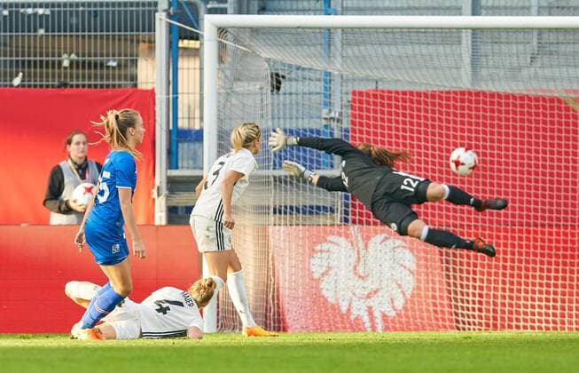 Elin JENSEN ISL 15 Shot scoring the goal to 1 1 against Laura BENKARTH DFB 12 Leonie MAIER DFB 4 Kathrin HENDRICH DFB 3 Emotions disappointed disappointment frustrated sadness sad desperation desperation GERMANY ISLAND football match match womens qualification for the 2019 World Cup in France Wiesbaden Germany 20 10 2017