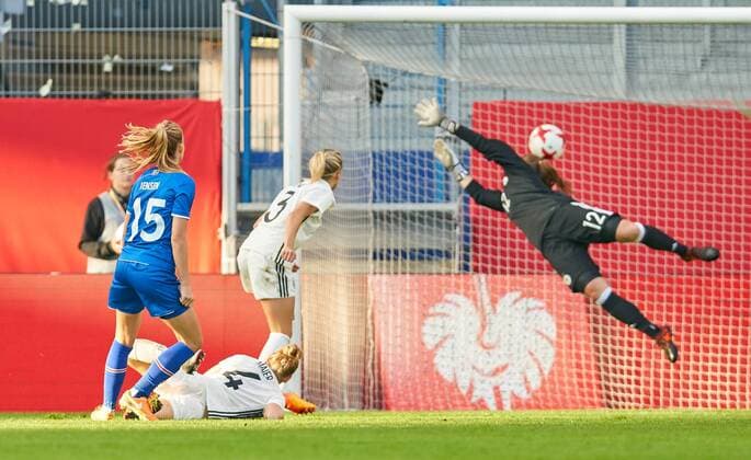 Elin JENSEN ISL 15 Shot scoring the goal to 1 1 against Laura BENKARTH DFB 12 Leonie MAIER DFB 4 Kathrin HENDRICH DFB 3 Emotions disappointed disappointment frustrated sadness sad desperation desperation GERMANY ISLAND football match match womens qualification for the 2019 World Cup in France Wiesbaden Germany 20 10 2017