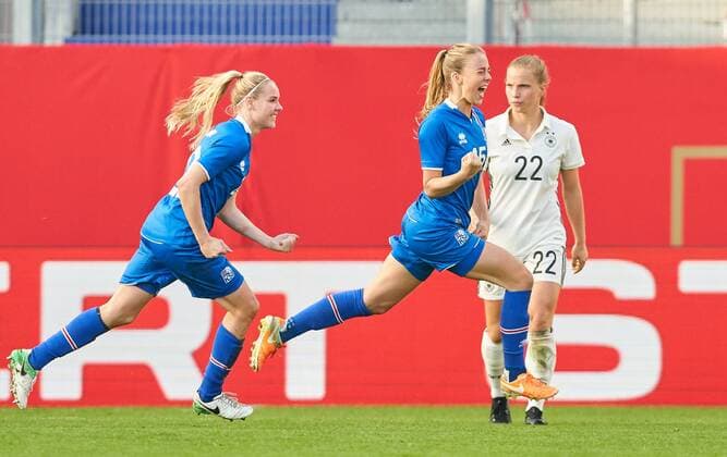 Elin JENSEN ISL 15 Shot scoring the goal to 1 1 goal scoreline after the goal Tabea KEMME DFB 22 emotions disappointed disappointment frustrated sadness desperate despair GERMANY ISLAND football match match womens qualification for the 2019 World Cup in France Wiesbaden Germany 20 10 2017