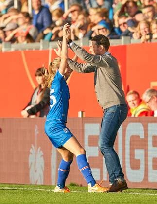 Elin JENSEN ISL 15 Goalshot scoring the goal to 1 2 goal scorelic after the goal with manager GERMANY ISLAND Soccer Laenderspiel Women Qualification for the World Cup 2019 in France Wiesbaden Germany 20 10 2017