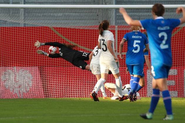 20 10 2017 xavx World Cup Qualification Women Germany Iceland emspor v l Goal scored Goal for 1 2 Elin Jensen Iceland Iceland Goalkeeper Laura Benkarth Germany Germany Wiesbaden